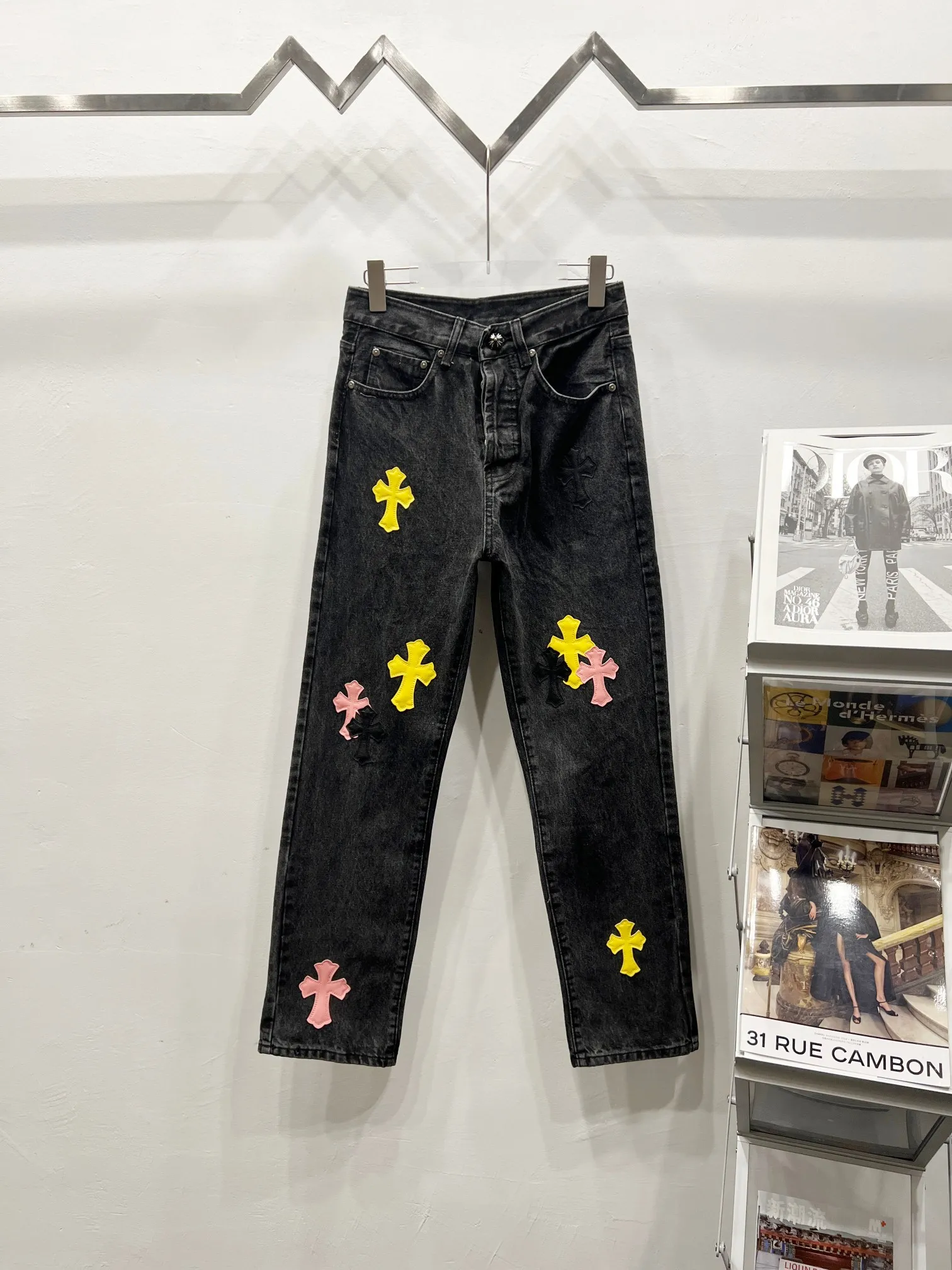 P260 Style No.: (c029) Chrome Hearts & CH city limited series Sanskrit cross patch patchwork jeans require finished products to be washed and then disassembled and hand-stitched with sheepskin cross leather and then spliced ​​together to complete the process. The whole process is too complicated to explain. The texture can be seen in the hand, and it looks good. The styles with different washed textures are very friendly to people with thin legs and thick legs. The straight version is very flattering to the leg shape. The moderate length is timeless and can be matched easily and casually. It is the basic styling foundation for various styles and is a must-have in the wardrobe! The fabric is stiff but also makes the upper body soft without losing texture. The washing process is even more perfect. It is a must-have item for everyone! ! ! Washed wheat, hang tag, pants label, three labels are complete, the upper body effect is particularly stiff and stylish, super stylish, same style for men and women - Color: Size: 28 30 32 34